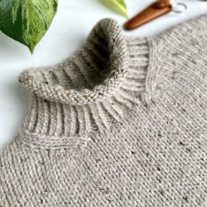 Strikkeopskrift på Mila Sweater fra Adorable Knits. I Beige.