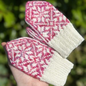 Nora Mittens Junior af Knitlidt