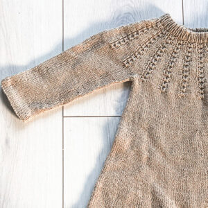 Ærmet af Bellis Kjole designet af Knitvik