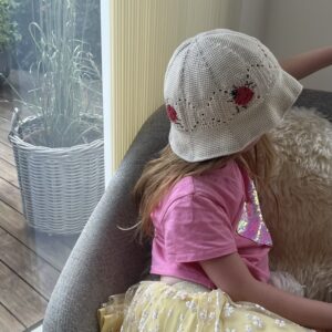 Opskrift på hæklet bøllehat med mariehøns