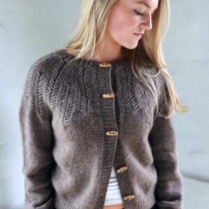 Strikkeopskrift på Callie Cardigan.