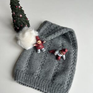 Strikket Nissehue fra MilleKnit i Merino120 fra Lang Yarns.