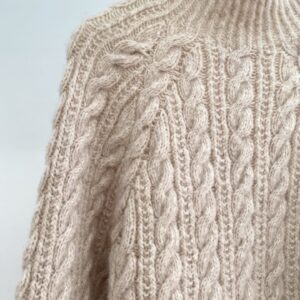 Strikkeopskrift på Ginger Sweater af Adorable Knits.