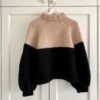 Lacy sunday sweater af Adorable Knits i pink og sort. Begynder venlig strikkeopskrift