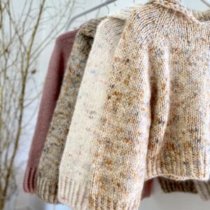 strikkeopskrift på Uma Sweater af Adorable Knits.