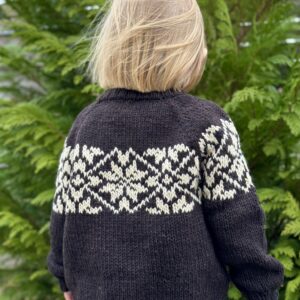 Nora Sweater Junior af Knitlidt